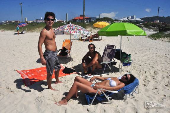 Com os amigos Gustavo e Paula na praia dos Ingleses, no norte de Florianópolis, Santa Catarina